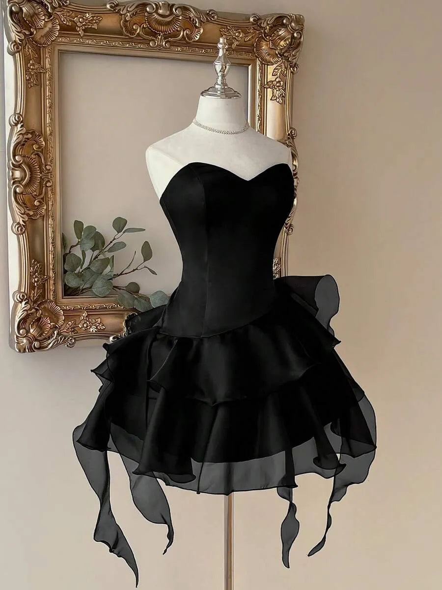 Dramatic A-Line Sweetheart Strapless Lace-Up Back Short Homecoming Dress