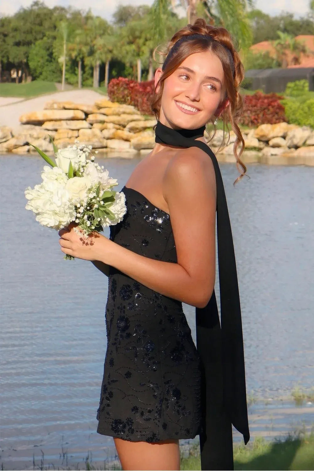 Chic Sheath Strapless Sleeveless Ruched Back Mini Homecoming Dress with Scarf