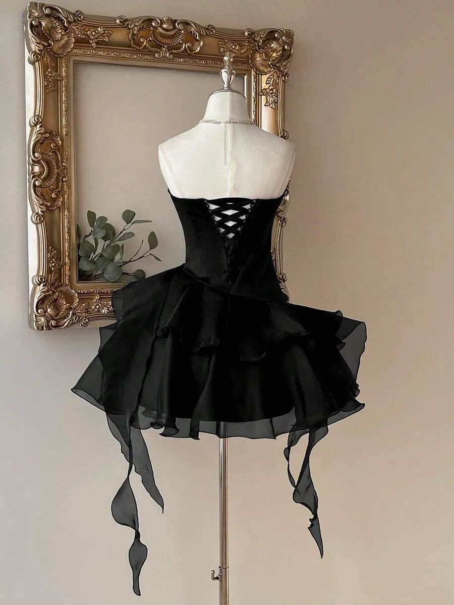 Dramatic A-Line Sweetheart Strapless Lace-Up Back Short Homecoming Dress