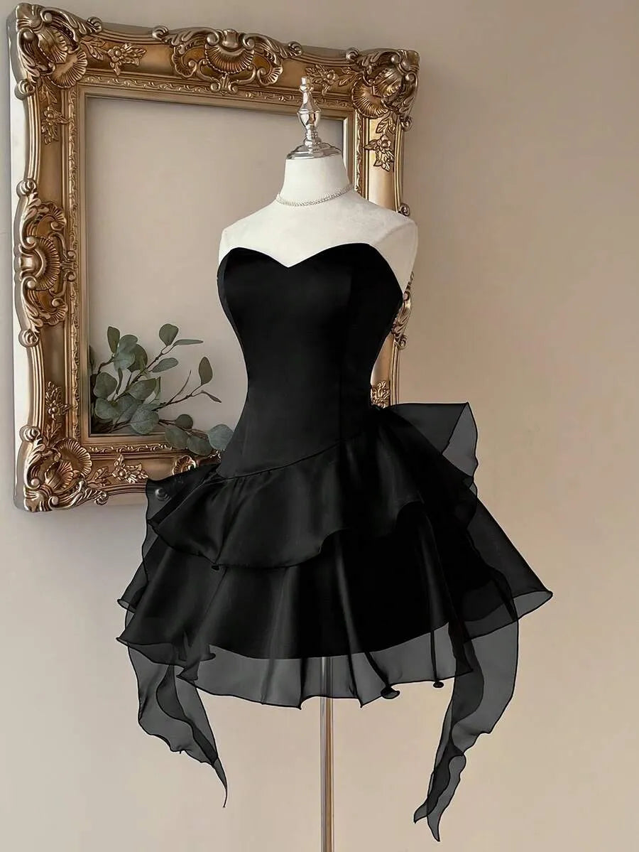 Dramatic A-Line Sweetheart Strapless Lace-Up Back Short Homecoming Dress