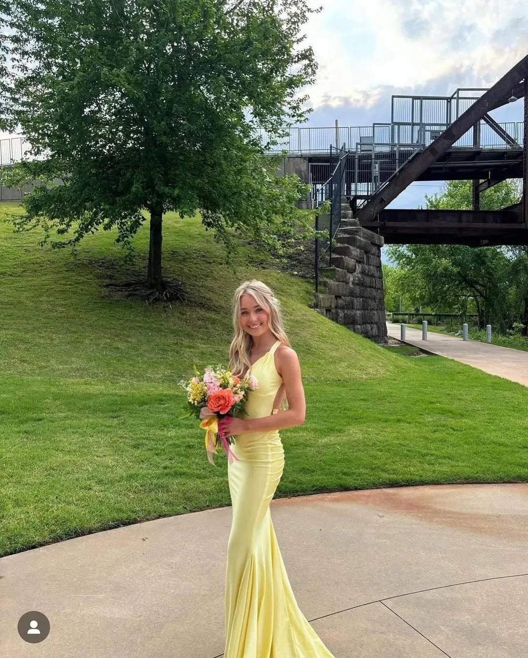 Elegant Satin Mermaid V Neck Sleeveless Cutout Back Floor Length Evening Dress