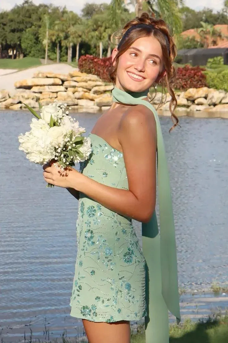 Chic Sheath Strapless Sleeveless Ruched Back Mini Homecoming Dress with Scarf