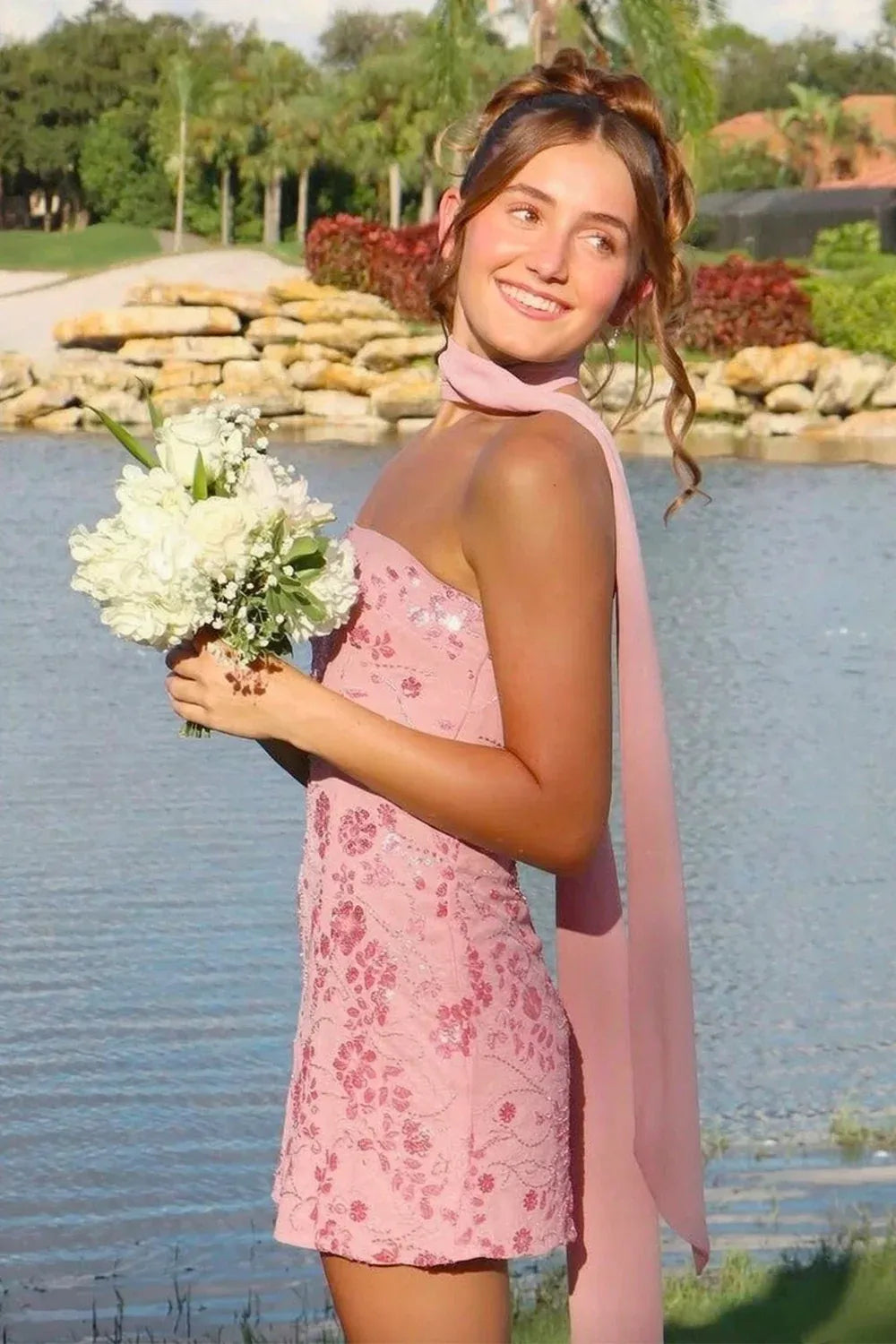 Chic Sheath Strapless Sleeveless Ruched Back Mini Homecoming Dress with Scarf