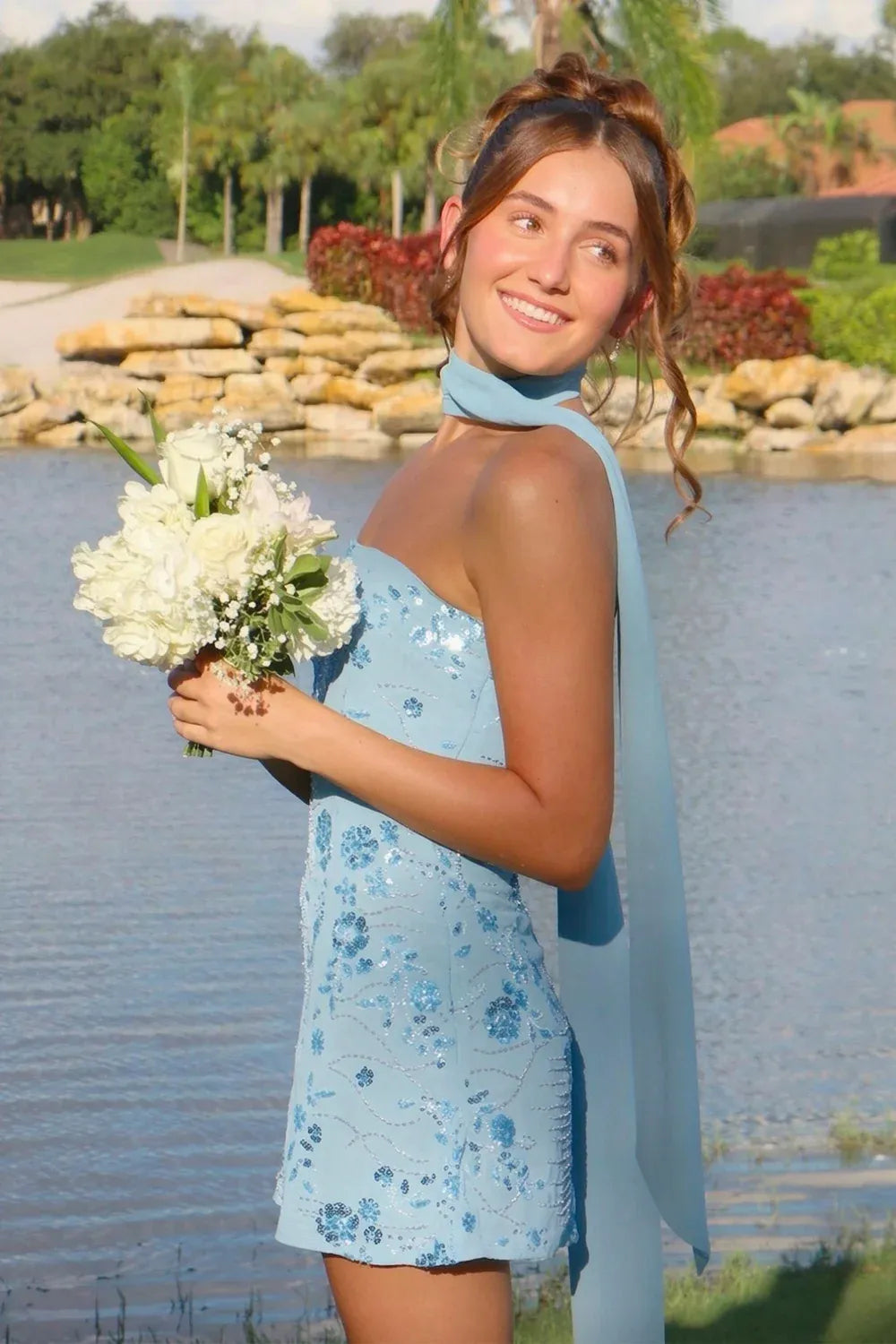 Chic Sheath Strapless Sleeveless Ruched Back Mini Homecoming Dress with Scarf