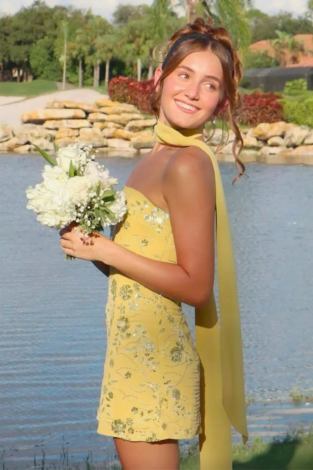 Chic Sheath Strapless Sleeveless Ruched Back Mini Homecoming Dress with Scarf
