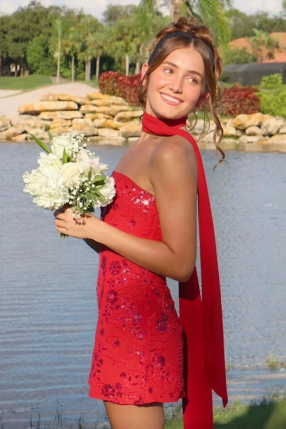 Chic Sheath Strapless Sleeveless Ruched Back Mini Homecoming Dress with Scarf