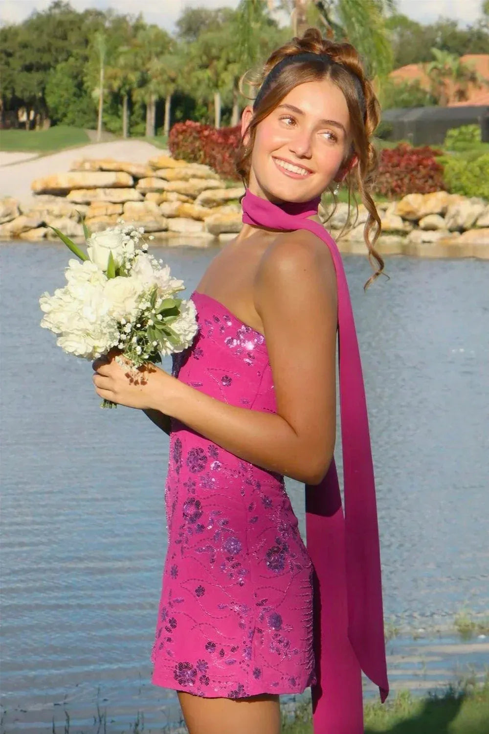 Chic Sheath Strapless Sleeveless Ruched Back Mini Homecoming Dress with Scarf