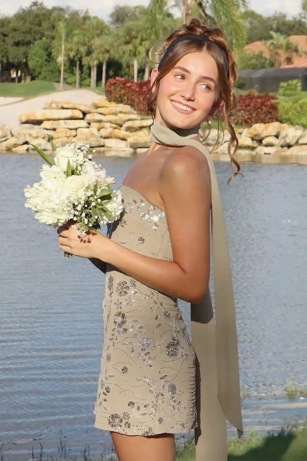 Chic Sheath Strapless Sleeveless Ruched Back Mini Homecoming Dress with Scarf