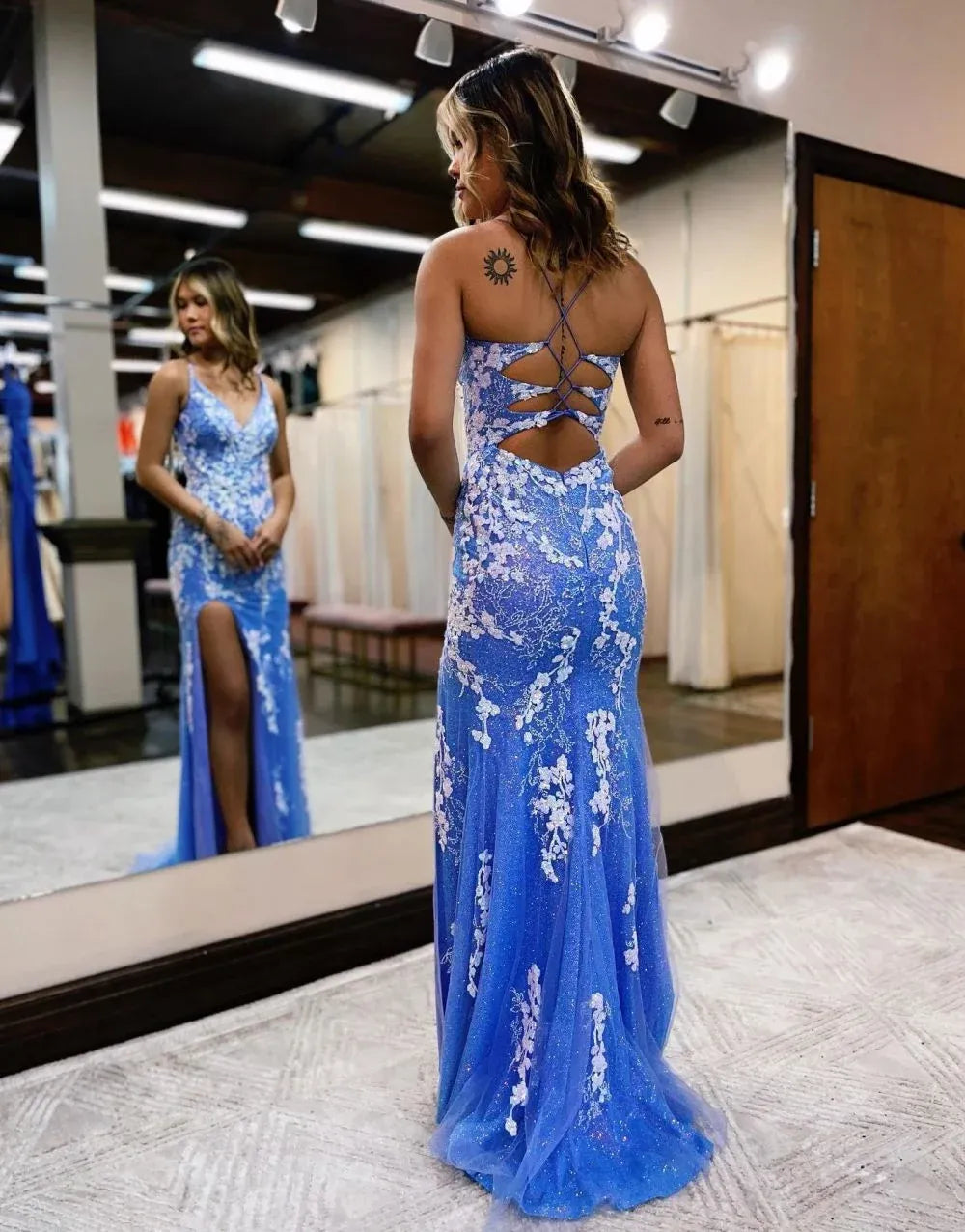 Romantic Lace Tulle Mermaid V-Neck Sleeveless Cutout Back Floor Length Prom Dress