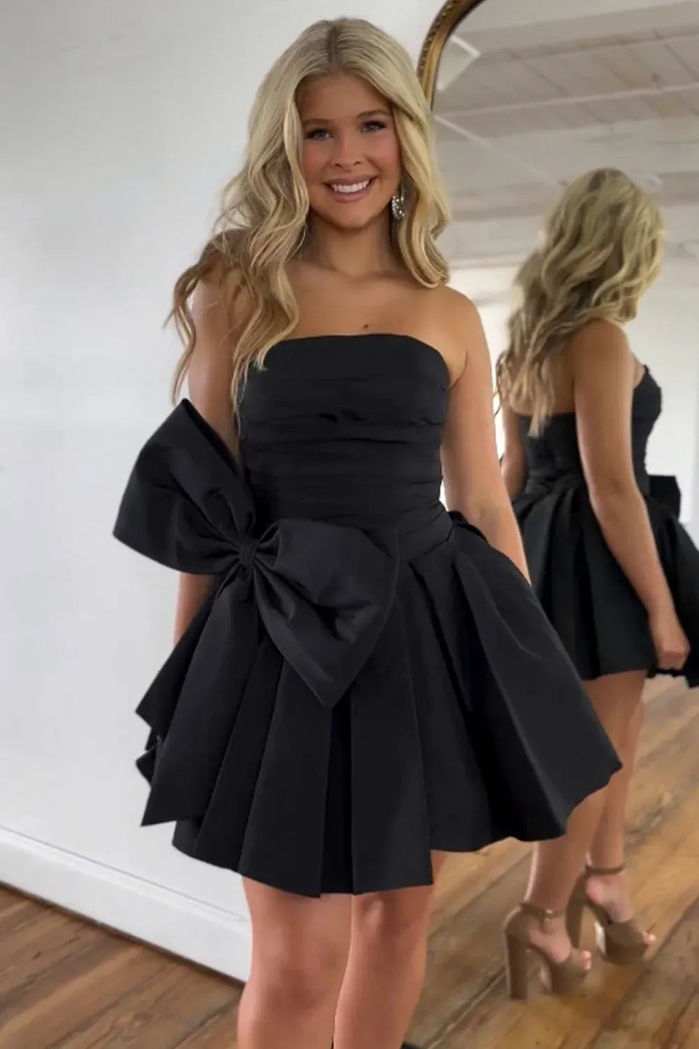 Chic Satin A-Line Strapless Bow Back Mini Homecoming Dress